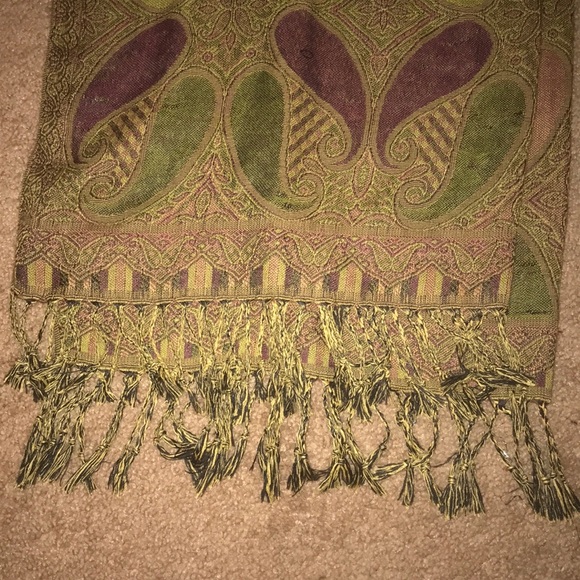 Green patterned scarf - Picture 1 of 3